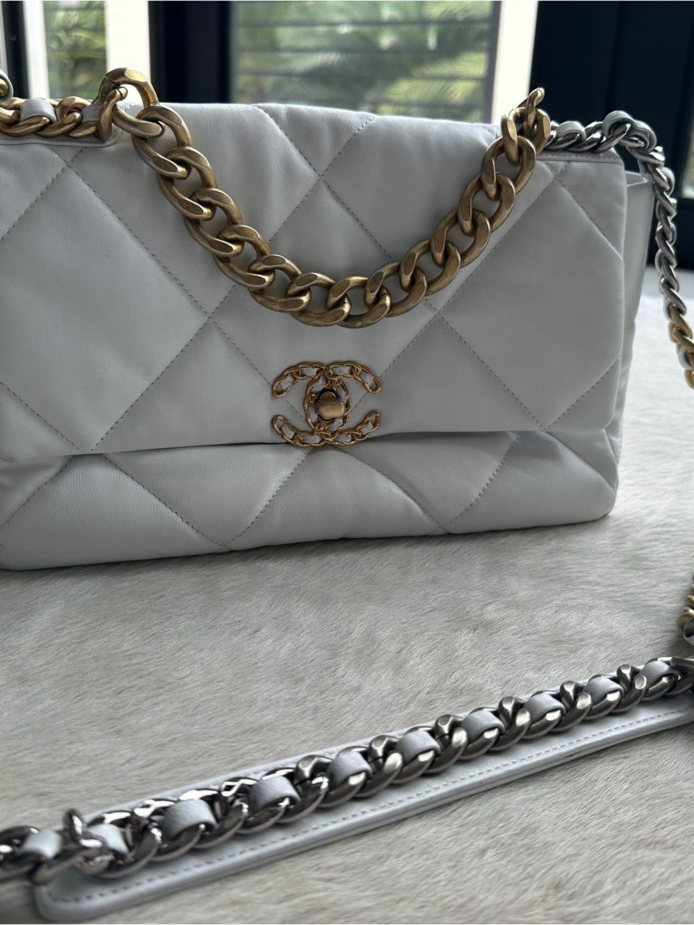 CHANEL White Quilted Leather Shoulder Bag with Mixed Gold and Silver Chain Strap